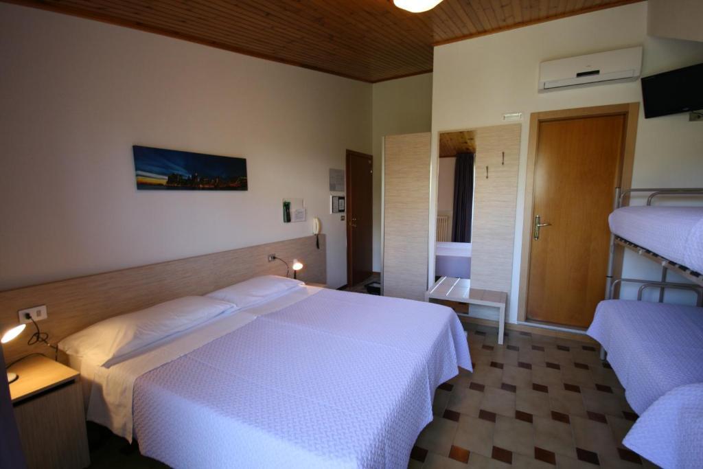 Albergo Centopini Gemmano Cameră foto